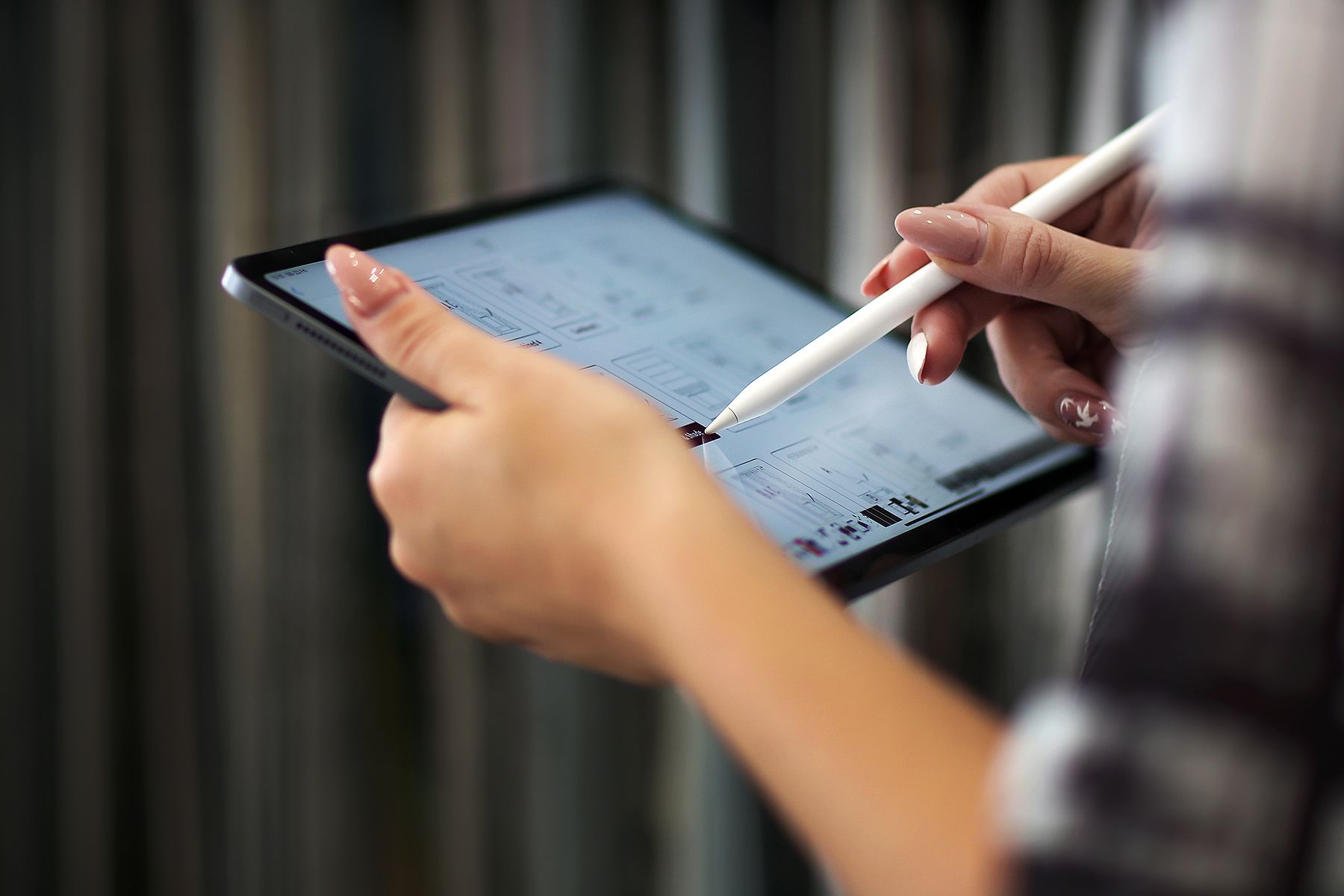 Made-to-measure blinds retailer scheduling appointments on iPad with Apple Pencil using InterioApp calendar
